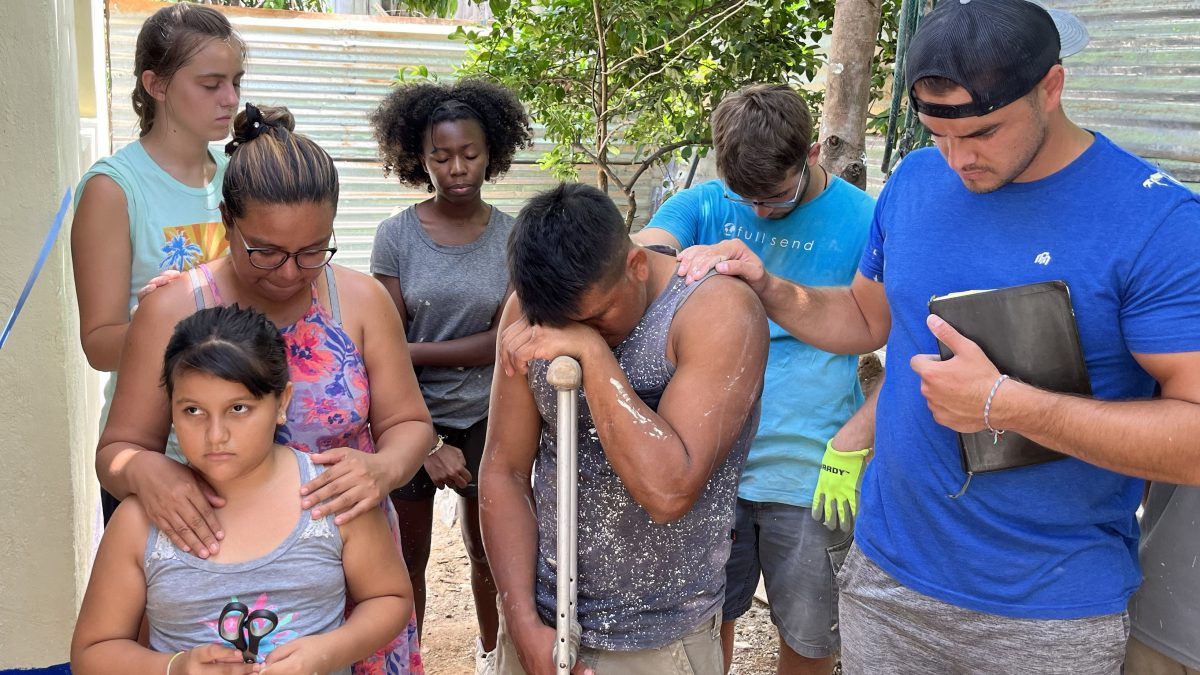 Guatemala Mission Trip Praying