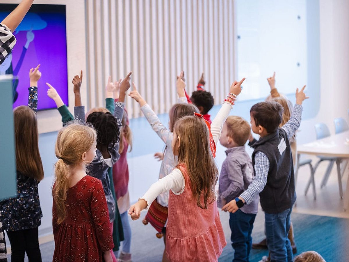 Kids Worship in Classroom